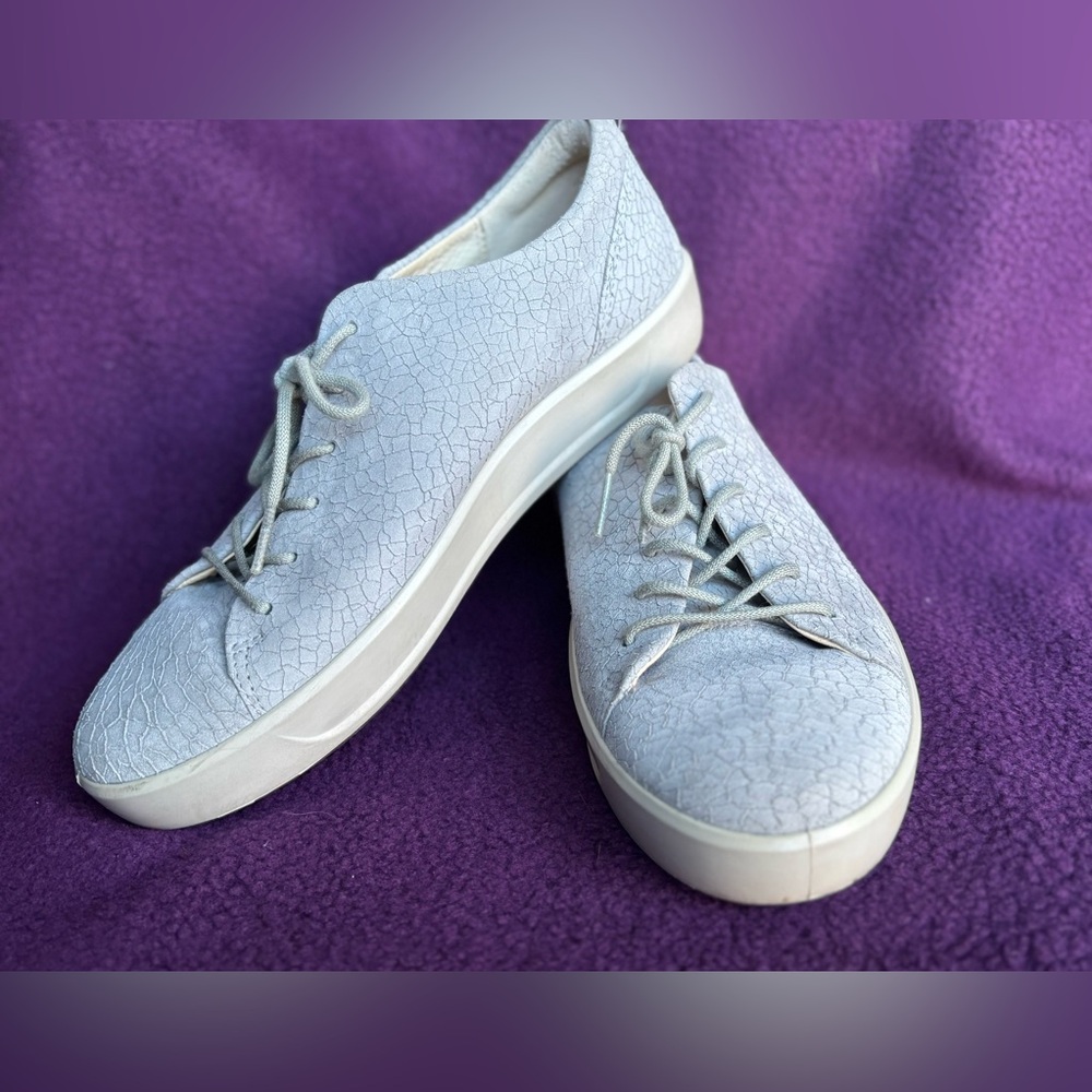 Ecco Soft Cracked Leather Sneakers